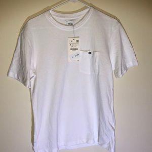 NWT, Zara’s men’s t-shirt w/ pocket.
